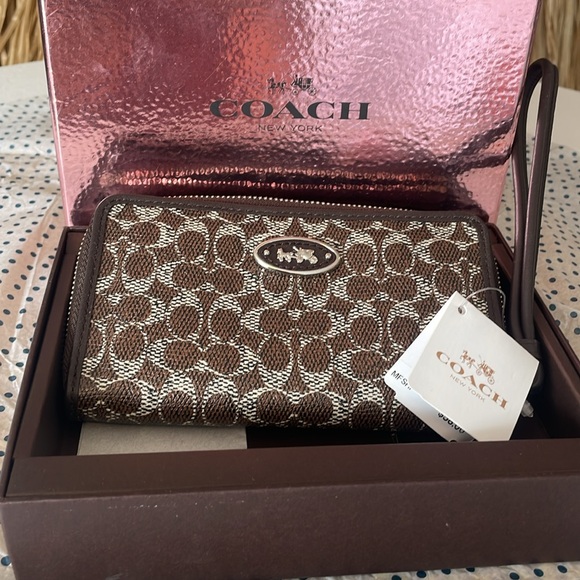 Beautiful Coach wallet new with tags - Picture 9 of 10